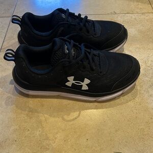 Under Armour chargedaddert 10 shoes. Size 9 women’s